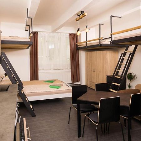 Flying Bed Apartment Close To Prague Castle And Airport Buitenkant foto
