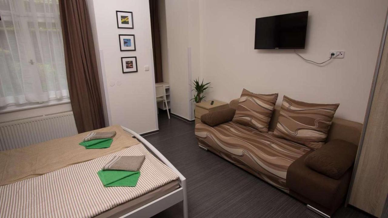 Flying Bed Apartment Close To Prague Castle And Airport Buitenkant foto