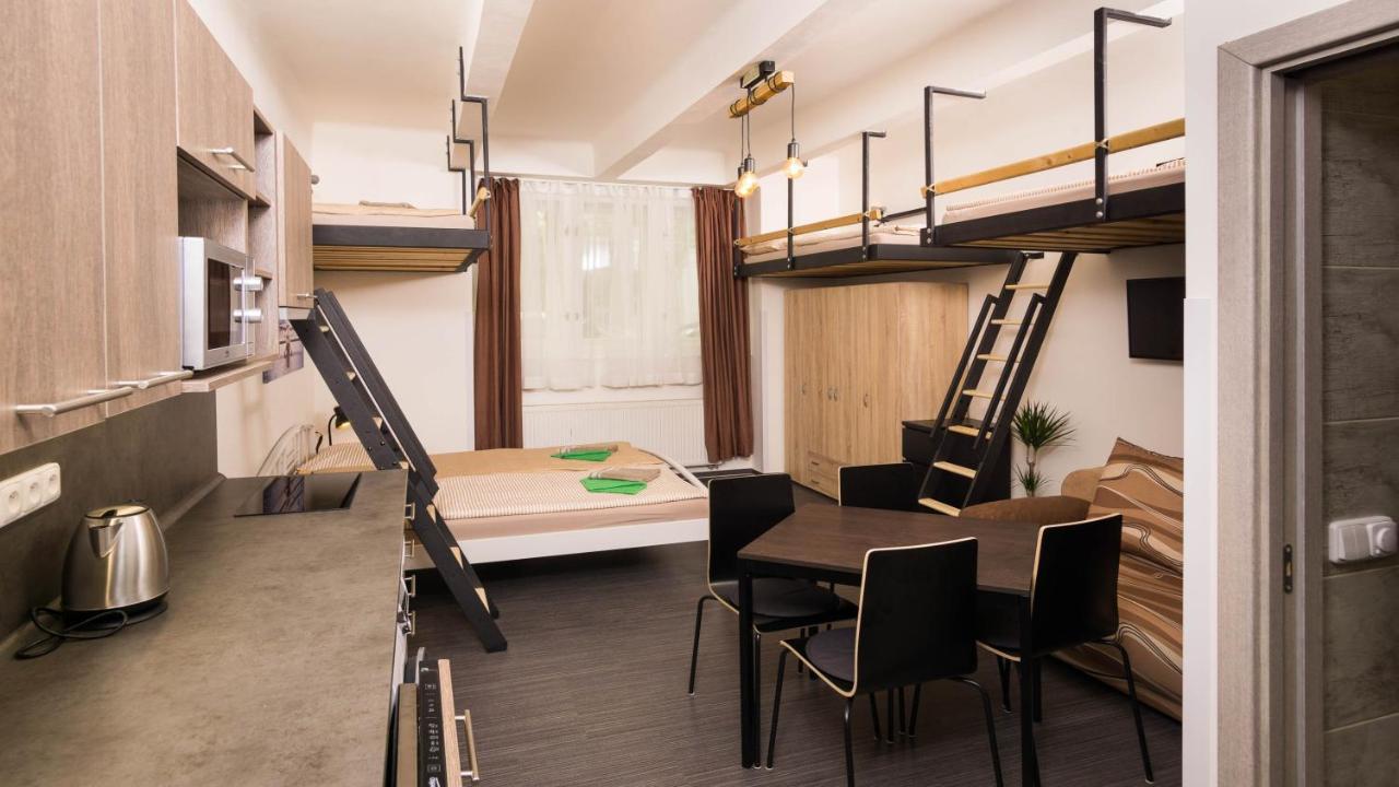 Flying Bed Apartment Close To Prague Castle And Airport Buitenkant foto