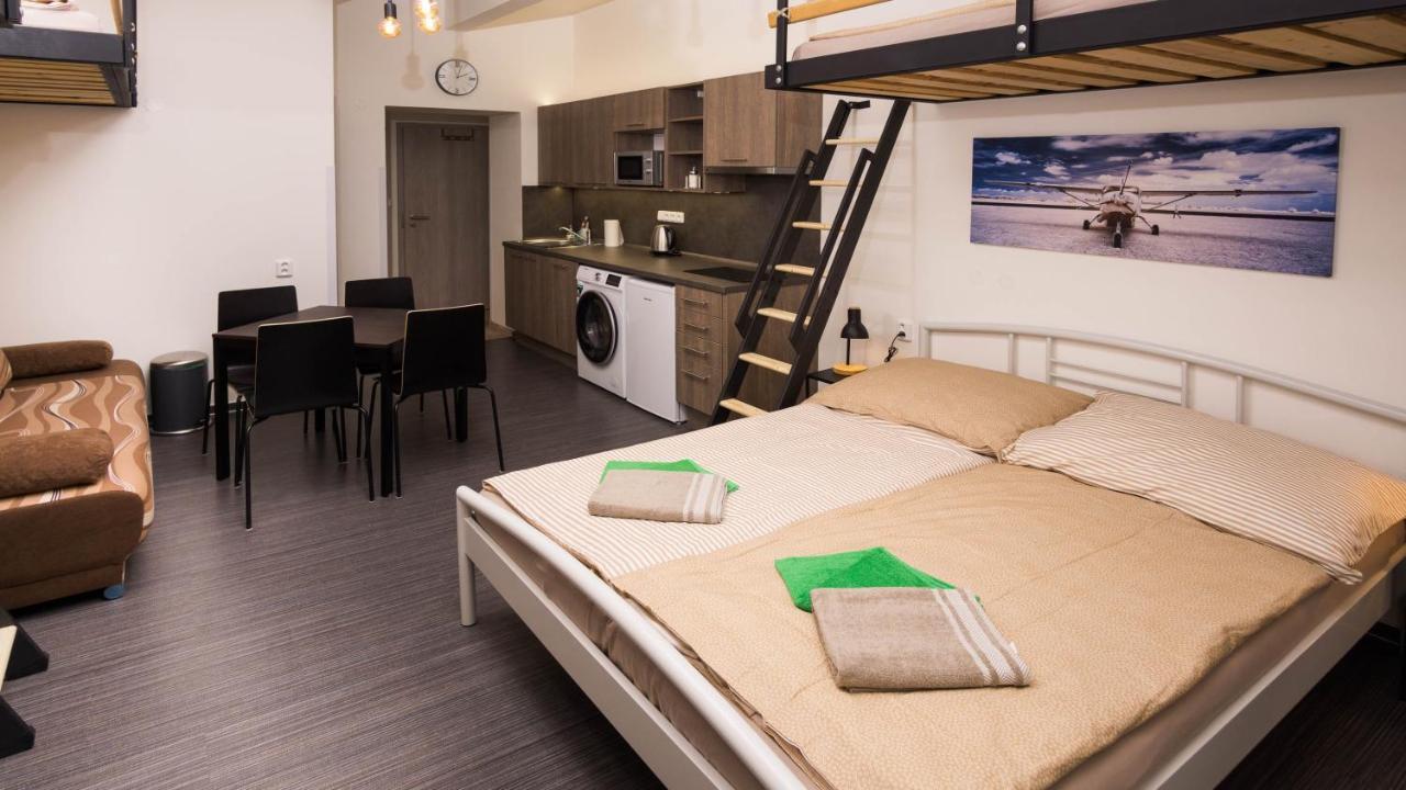 Flying Bed Apartment Close To Prague Castle And Airport Buitenkant foto