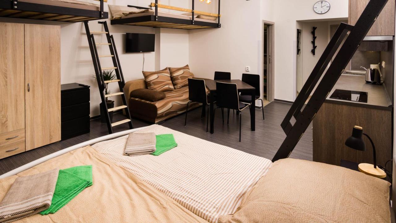 Flying Bed Apartment Close To Prague Castle And Airport Buitenkant foto
