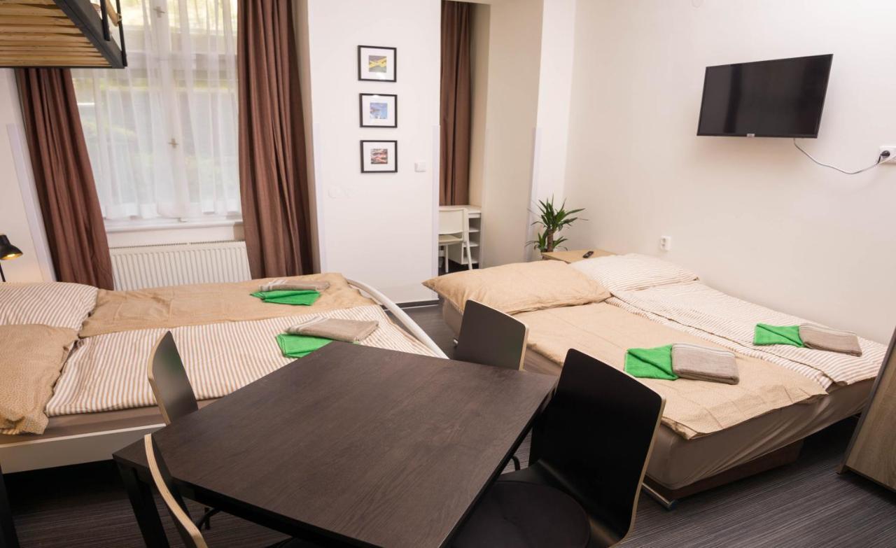 Flying Bed Apartment Close To Prague Castle And Airport Buitenkant foto