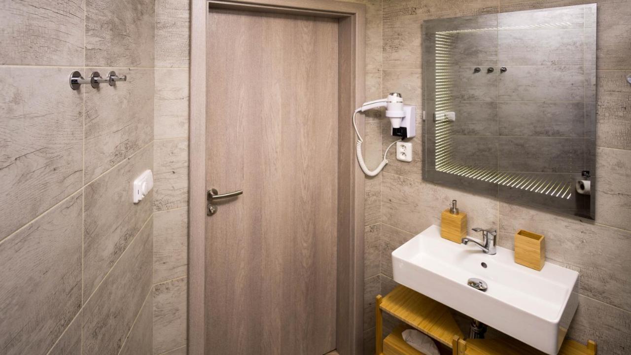 Flying Bed Apartment Close To Prague Castle And Airport Buitenkant foto