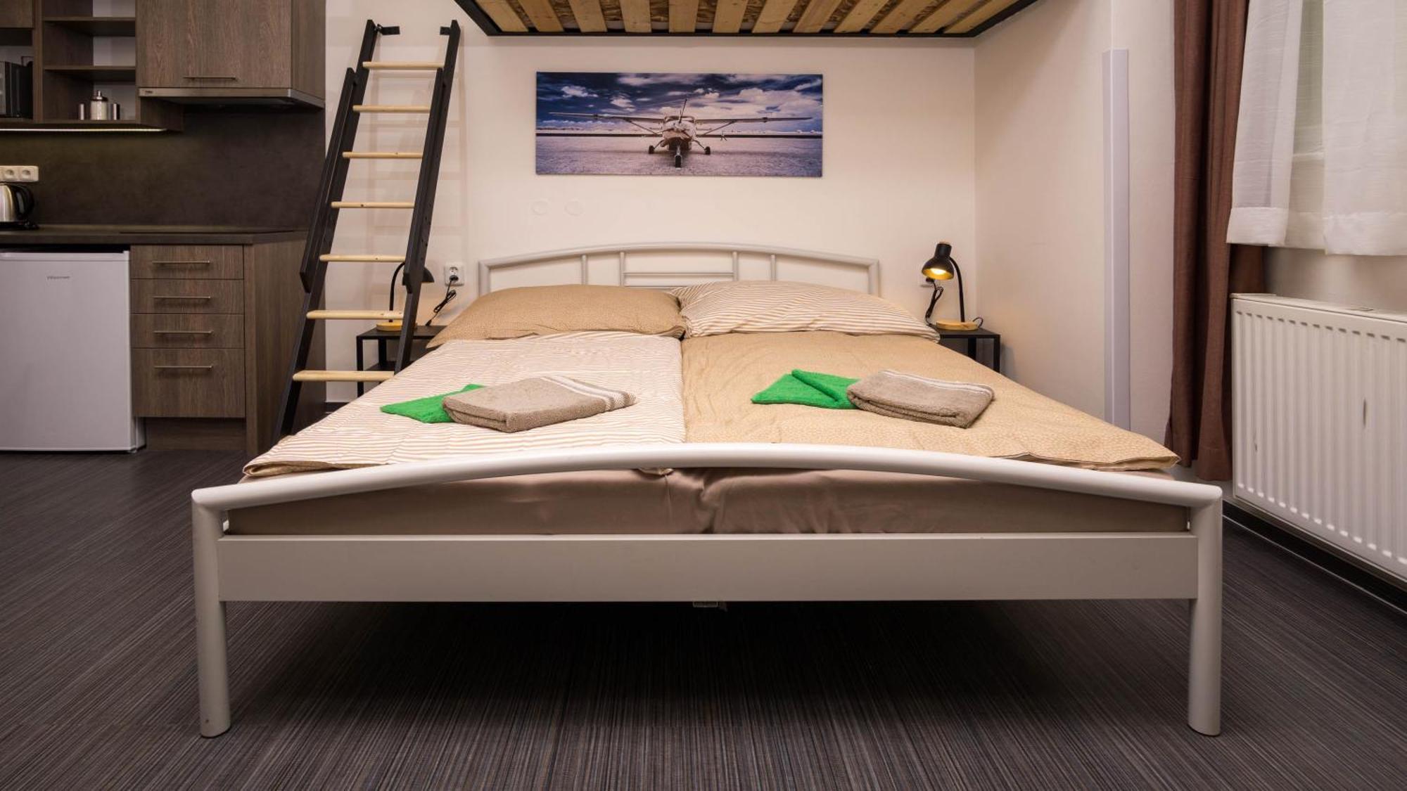Flying Bed Apartment Close To Prague Castle And Airport Kamer foto